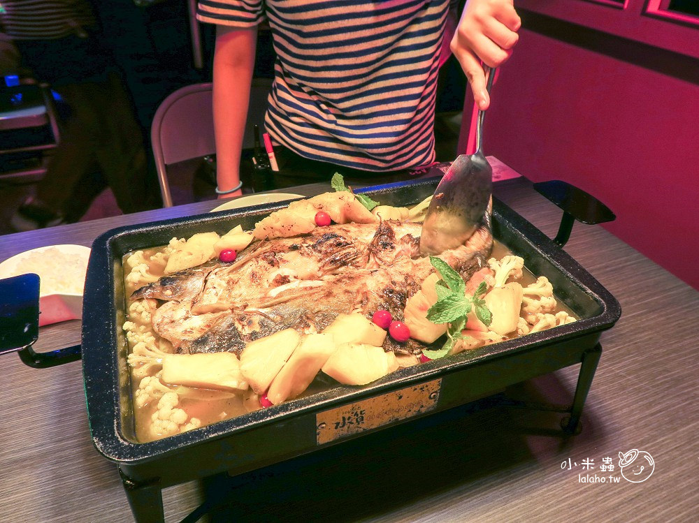 新北中和美食｜水貨 到夜店去吃炭火烤魚，一爐二吃 烤魚瀰漫著果香-小米蟲的米缸