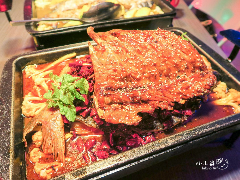新北中和美食｜水貨 到夜店去吃炭火烤魚，一爐二吃 烤魚瀰漫著果香-小米蟲的米缸