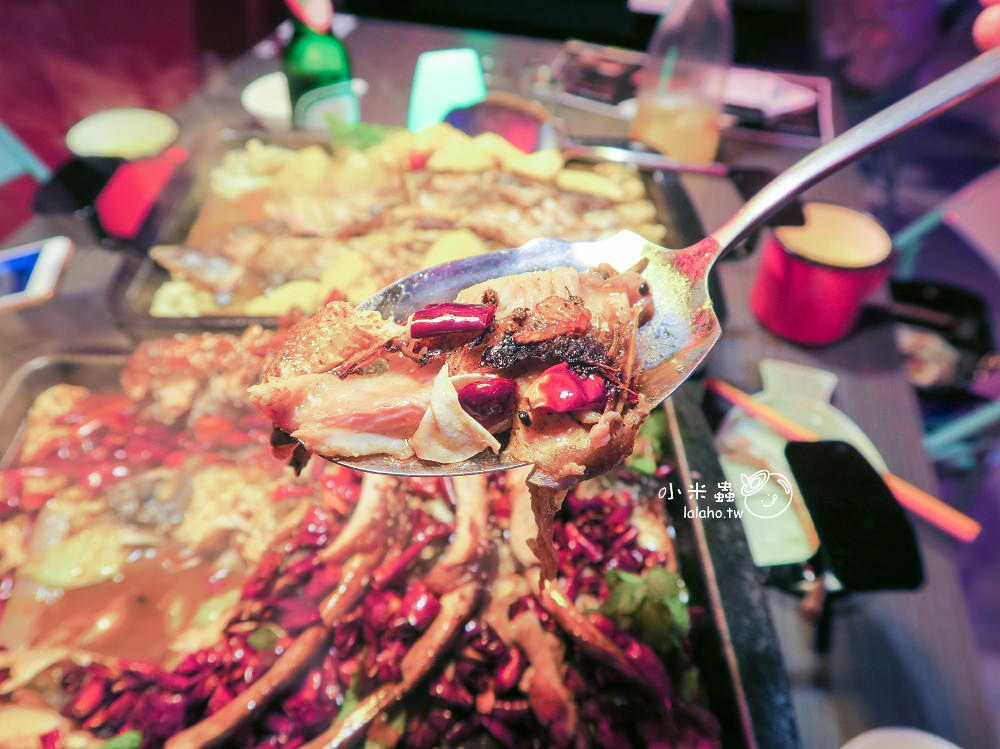 新北中和美食｜水貨 到夜店去吃炭火烤魚，一爐二吃 烤魚瀰漫著果香-小米蟲的米缸