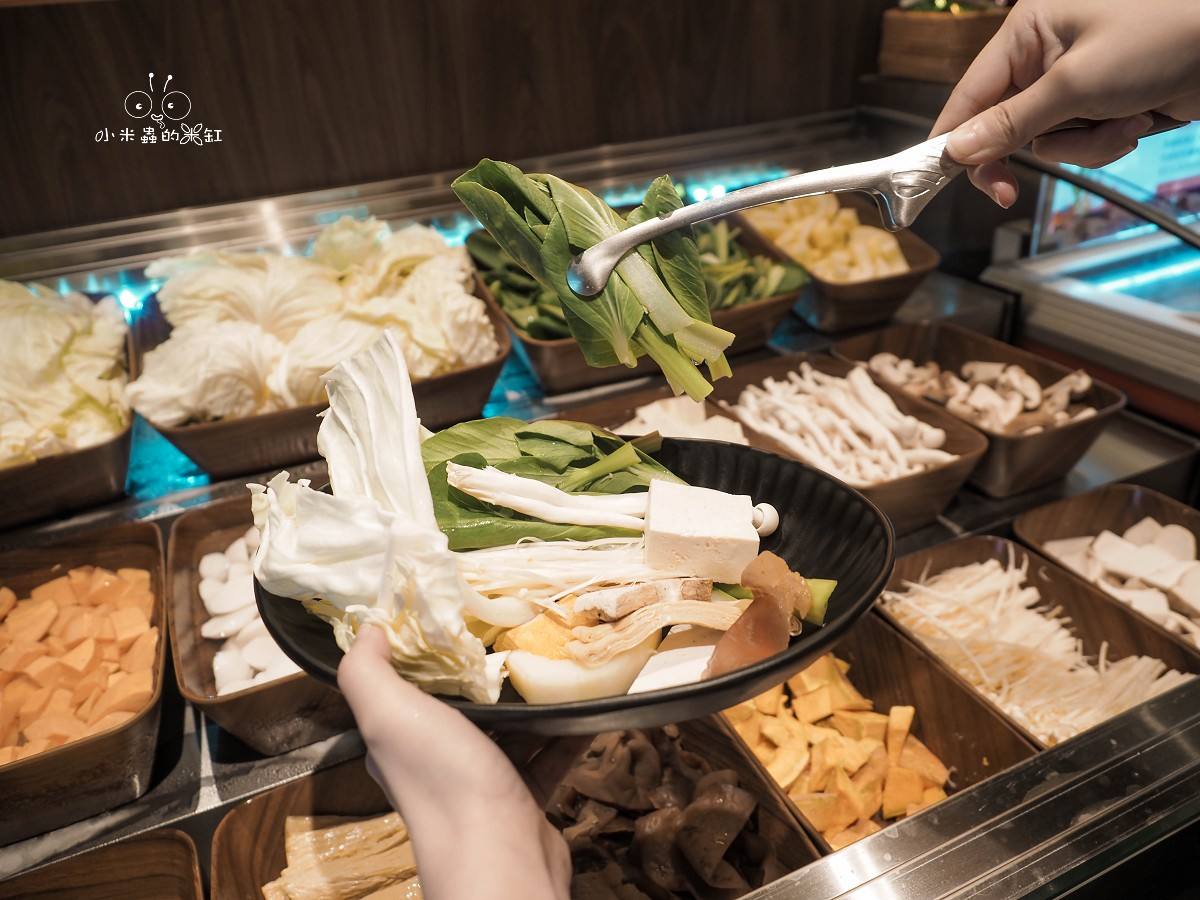 信義區火鍋推薦|鼎楓寶島火鍋信義ATT店:自助吧太浮誇,爆炒石頭鍋+大苑子冰沙直接回本! - 第10張圖