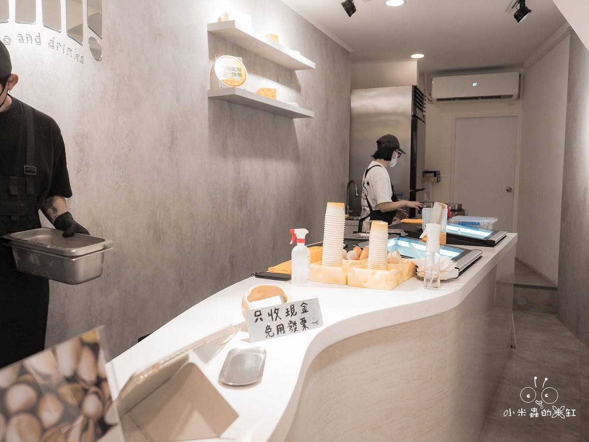 台北義式冰淇淋推薦「Chii! Gelato」永和爆紅冰淇淋店!70元就能吃到職人級義式冰淇淋,開心果控必朝聖! - 第3張圖 台北永和冰淇淋店《Chii! Gelato》店內吧檯空間,灰系牆面搭配明亮燈光,職人正在現場製作義式冰淇淋。