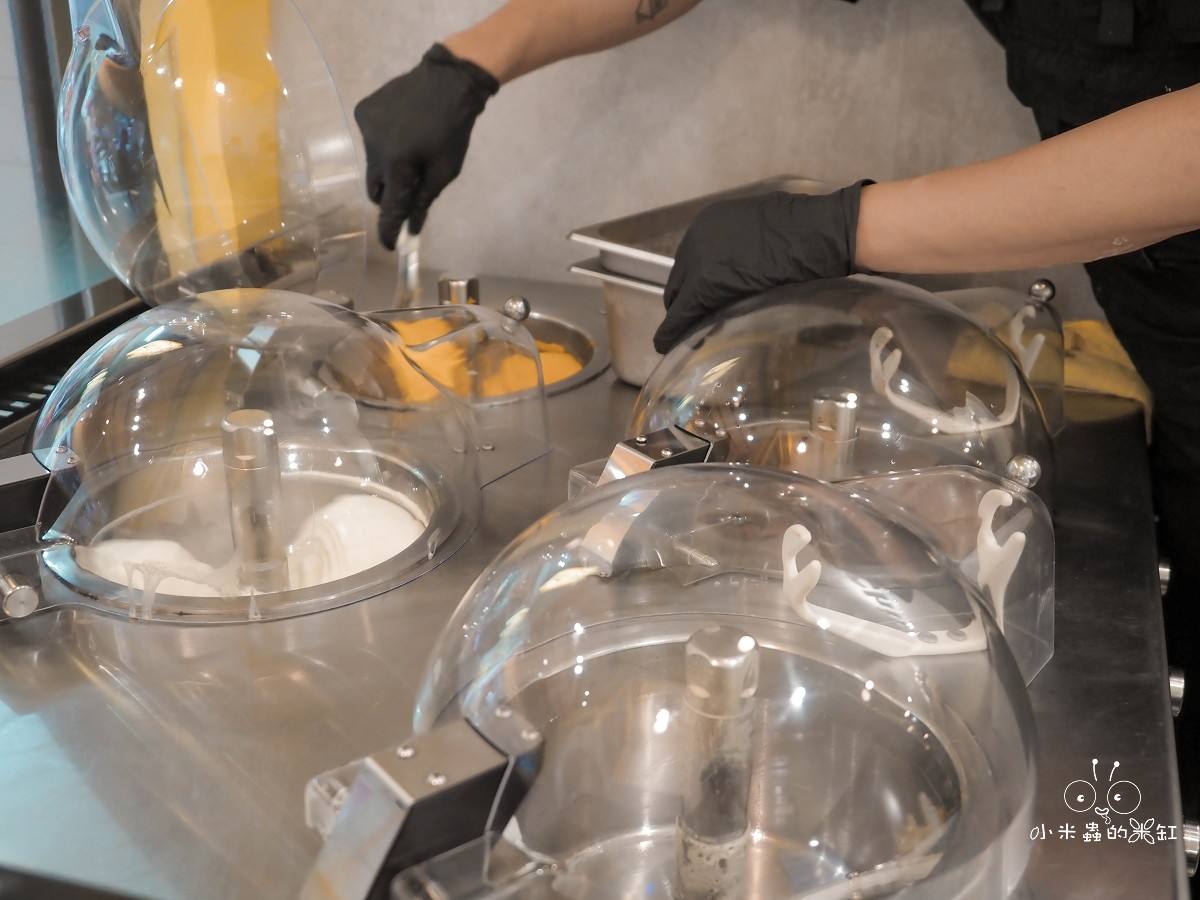 台北義式冰淇淋推薦「Chii! Gelato」永和爆紅冰淇淋店!70元就能吃到職人級義式冰淇淋,開心果控必朝聖! - 第6張圖 永和《Chii! Gelato》店員現場製作義式冰淇淋,使用圓形透明機台攪拌冰淇淋,展現手工製作過程。