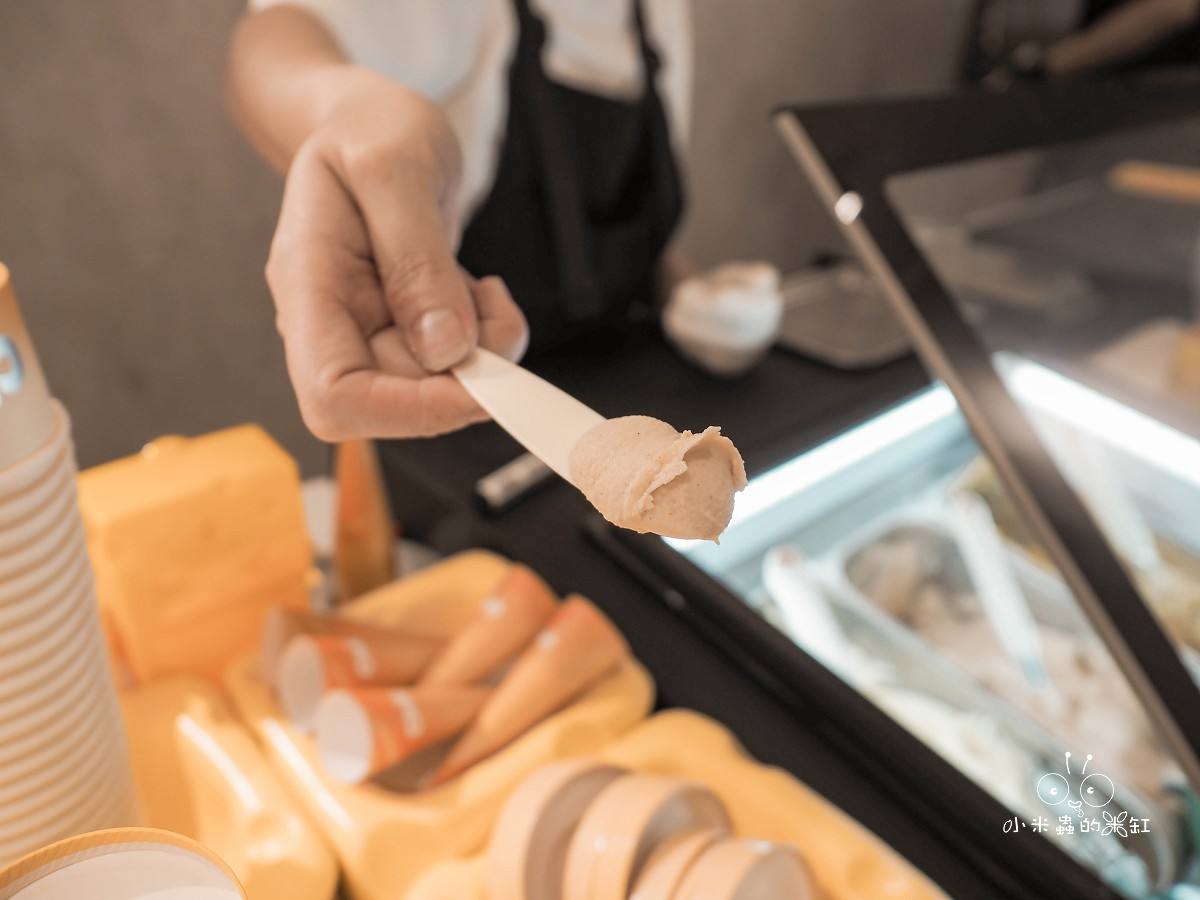 台北義式冰淇淋推薦「Chii! Gelato」永和爆紅冰淇淋店!70元就能吃到職人級義式冰淇淋,開心果控必朝聖! - 第11張圖 永和《Chii! Gelato》提供試吃服務,店員遞出小木匙冰淇淋樣品,讓顧客先試口味再挑選。