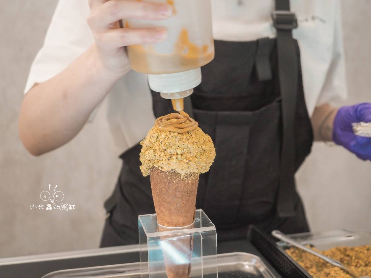 台北義式冰淇淋推薦「Chii! Gelato」永和爆紅冰淇淋店!70元就能吃到職人級義式冰淇淋,開心果控必朝聖! - 第16張圖 永和《Chii! Gelato》開心果三重奏冰淇淋淋上開心果醬過程,濃郁誘人。