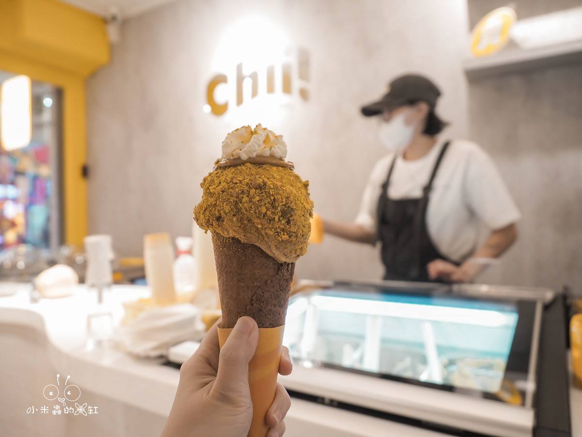 台北義式冰淇淋推薦「Chii! Gelato」永和爆紅冰淇淋店!70元就能吃到職人級義式冰淇淋,開心果控必朝聖! - 第18張圖 永和《Chii! Gelato》開心果三重奏冰淇淋完成品,高顏值堅果甜筒。