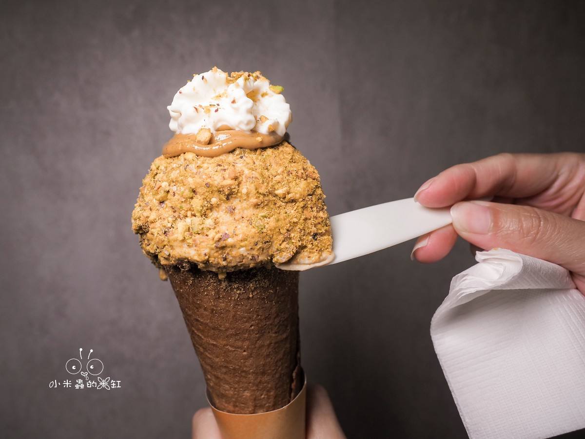 台北義式冰淇淋推薦「Chii! Gelato」永和爆紅冰淇淋店!70元就能吃到職人級義式冰淇淋,開心果控必朝聖! - 第19張圖 永和《Chii! Gelato》開心果三重奏冰淇淋近拍,堅果碎粒與起司奶香層次豐富。