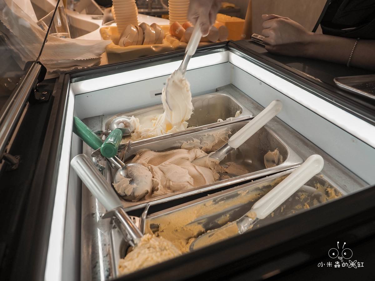 台北義式冰淇淋推薦「Chii! Gelato」永和爆紅冰淇淋店!70元就能吃到職人級義式冰淇淋,開心果控必朝聖! - 第7張圖 永和《Chii! Gelato》義式冰淇淋櫃內景,每日現做冰淇淋展示,濃郁綿密質地超誘人。