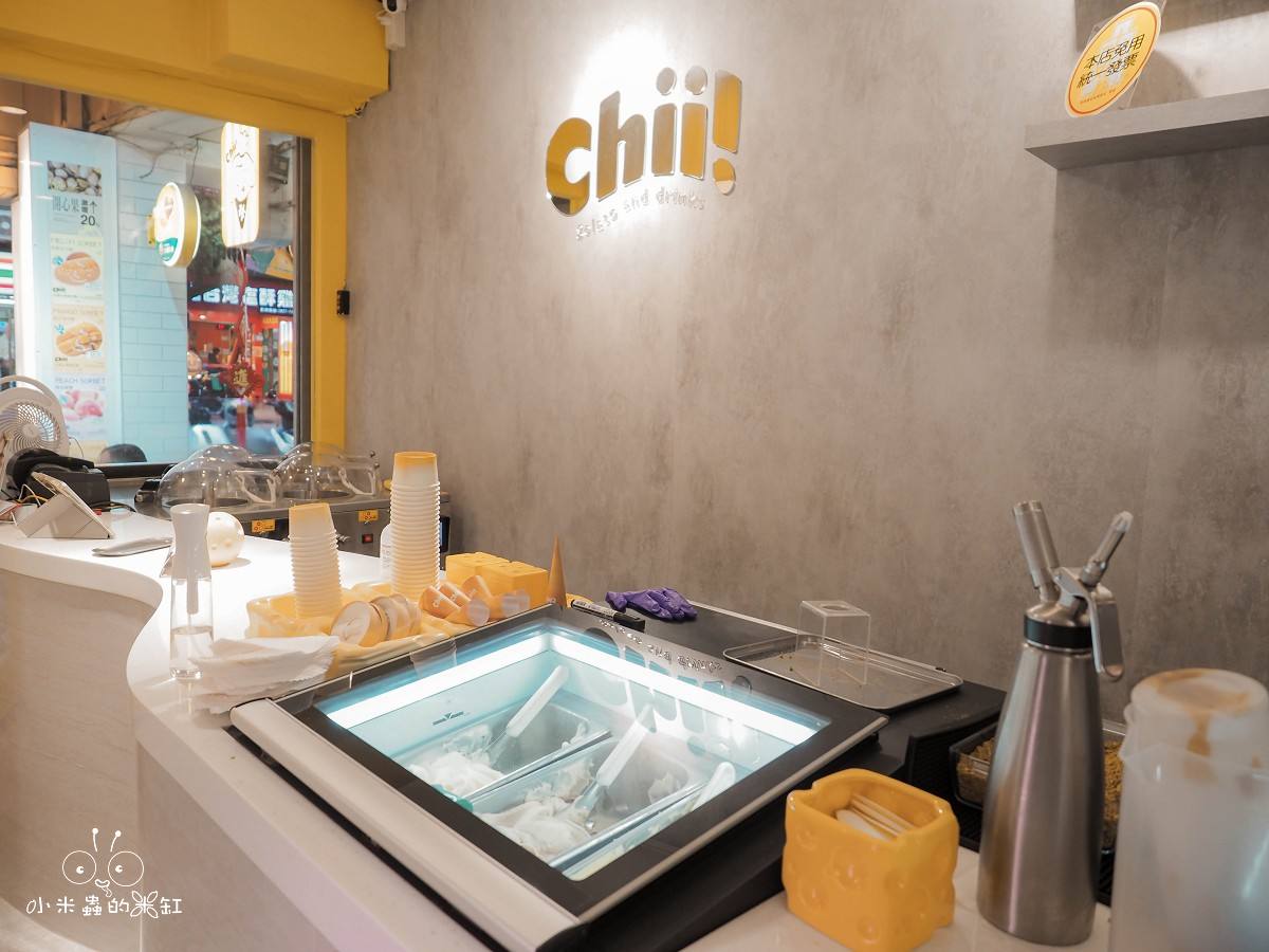 台北義式冰淇淋推薦「Chii! Gelato」永和爆紅冰淇淋店!70元就能吃到職人級義式冰淇淋,開心果控必朝聖! - 第4張圖 台北永和《Chii! Gelato》櫃台與LOGO牆設計,灰牆搭配黃色點綴,展現簡約療癒風格。