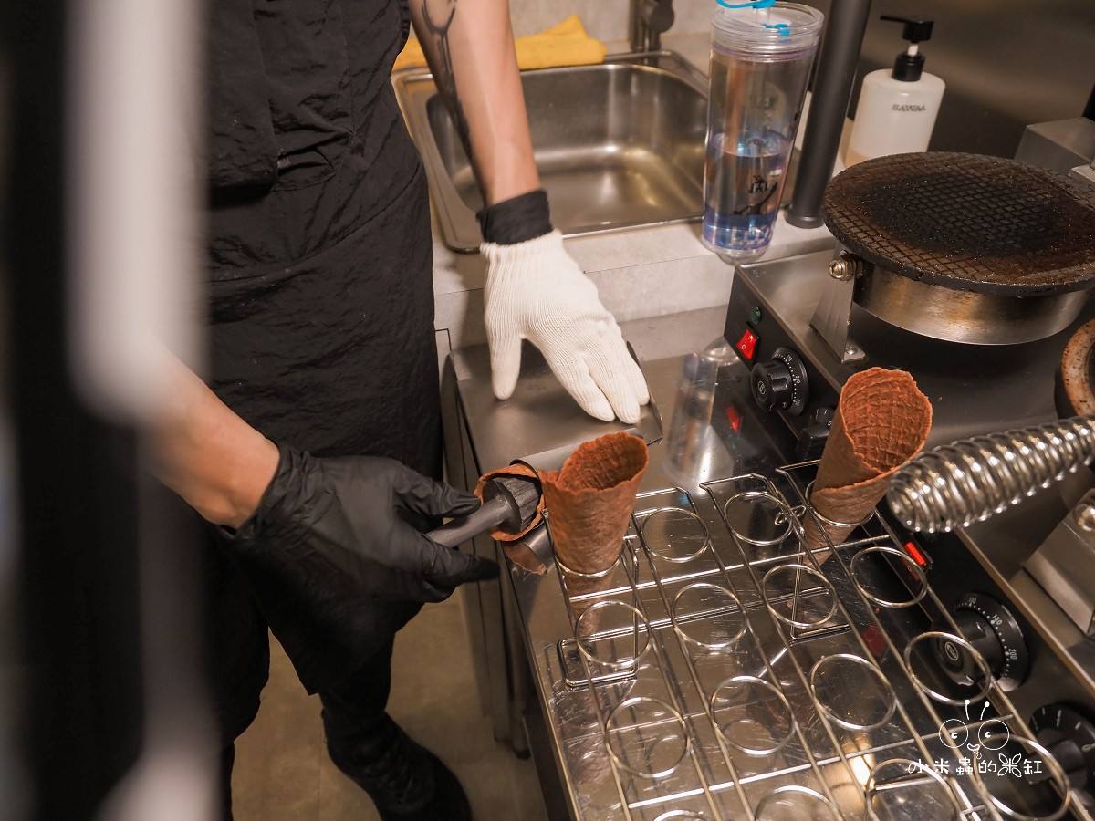 台北義式冰淇淋推薦「Chii! Gelato」永和爆紅冰淇淋店!70元就能吃到職人級義式冰淇淋,開心果控必朝聖! - 第10張圖 永和《Chii! Gelato》手工現烤甜筒定型過程,餅皮酥脆、香氣濃郁。