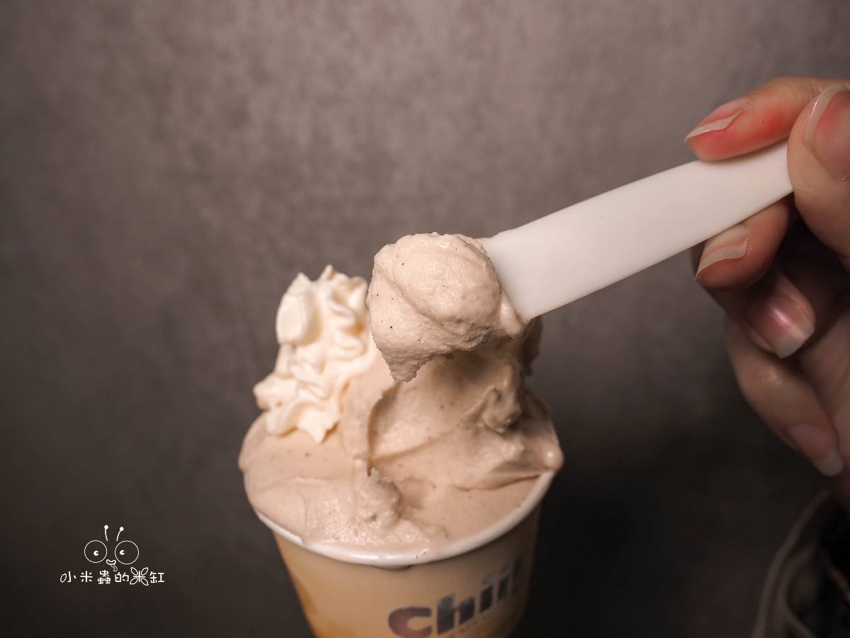 台北義式冰淇淋推薦「Chii! Gelato」永和爆紅冰淇淋店!70元就能吃到職人級義式冰淇淋,開心果控必朝聖! - 第23張圖 《Chii! Gelato》香草蘭姆酒冰淇淋近拍,奶香濃郁、口感細緻柔滑。