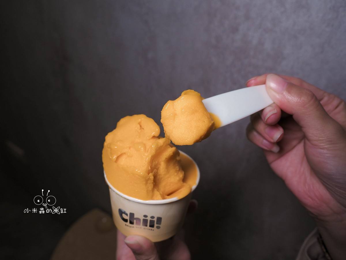 台北義式冰淇淋推薦「Chii! Gelato」永和爆紅冰淇淋店!70元就能吃到職人級義式冰淇淋,開心果控必朝聖! - 第22張圖 《Chii! Gelato》鮮芒果雪酪冰淇淋特寫,使用屏東愛文芒果製成,色澤亮眼清爽。