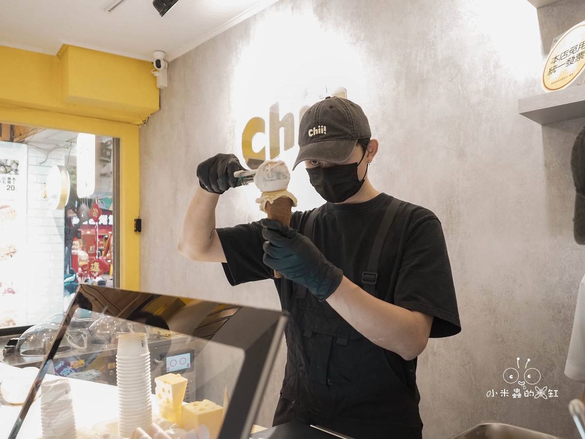 台北義式冰淇淋推薦「Chii! Gelato」永和爆紅冰淇淋店!70元就能吃到職人級義式冰淇淋,開心果控必朝聖! - 第8張圖 永和《Chii! Gelato》店員舀冰淇淋至甜筒上的畫面,展現義式冰淇淋綿密細緻與專業製作過程。