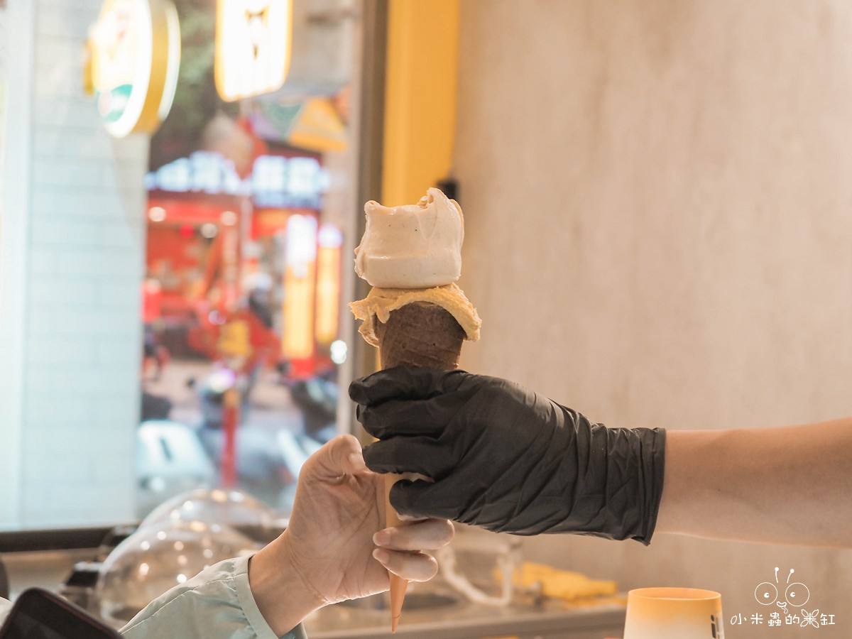 台北義式冰淇淋推薦「Chii! Gelato」永和爆紅冰淇淋店!70元就能吃到職人級義式冰淇淋,開心果控必朝聖! - 第24張圖 永和《Chii! Gelato》雙球冰淇淋遞出瞬間,職人手作與甜筒香氣交織,滿滿幸福感。