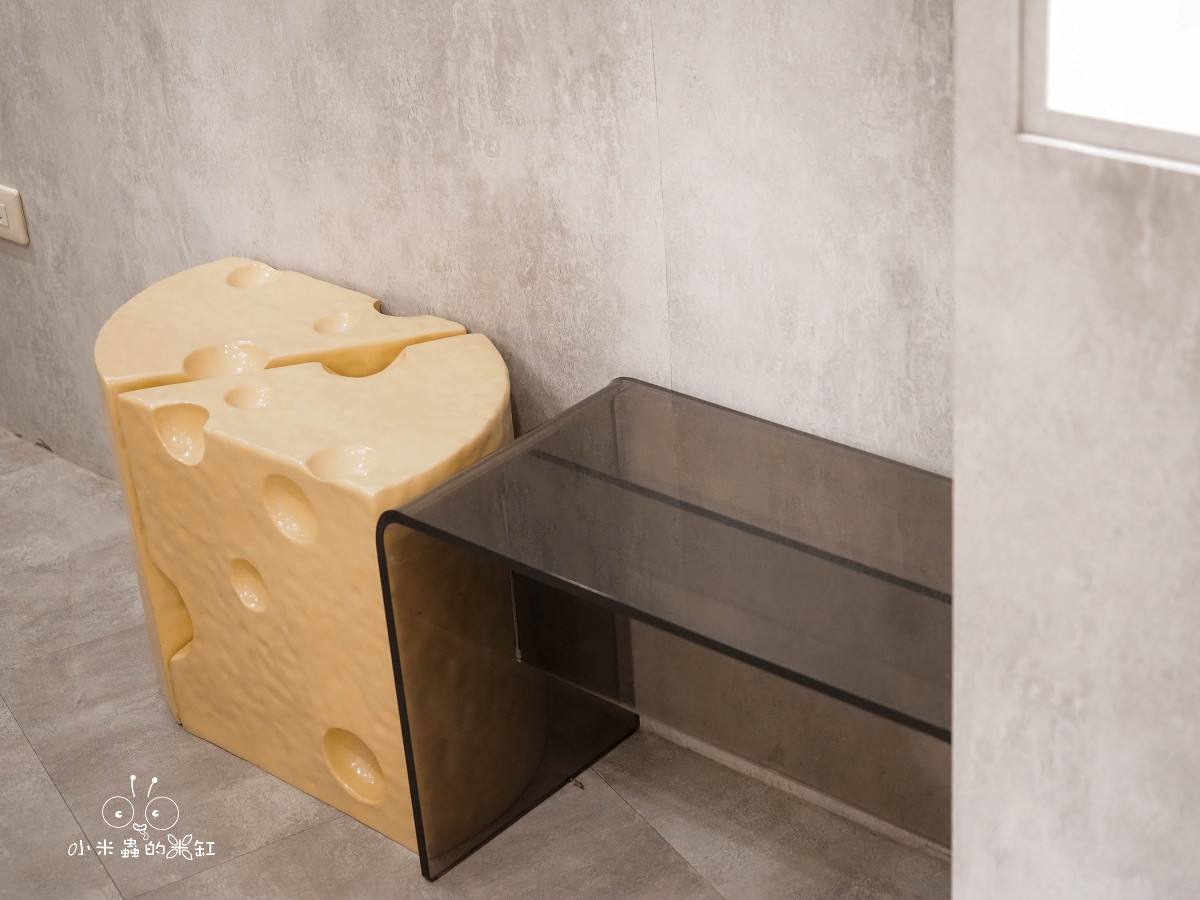 台北義式冰淇淋推薦「Chii! Gelato」永和爆紅冰淇淋店!70元就能吃到職人級義式冰淇淋,開心果控必朝聖! - 第5張圖 永和《Chii! Gelato》起司造型椅凳與透明椅設計,創意可愛的內用空間裝飾吸睛亮眼。