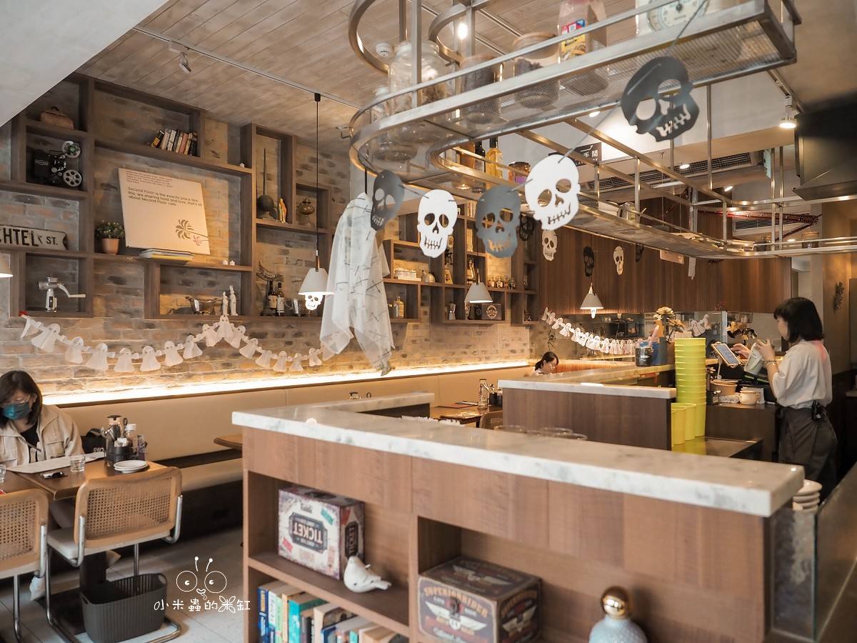 貳樓中山南西店|萬聖節限定「黑暗餐桌」登場!帶DUFFY一起品嘗詛咒班尼蛋的神秘早午餐 - 第6張圖 貳樓中山南西店二樓萬聖節裝潢,骷髏吊飾與紅磚牆空間,台北中山早午餐推薦