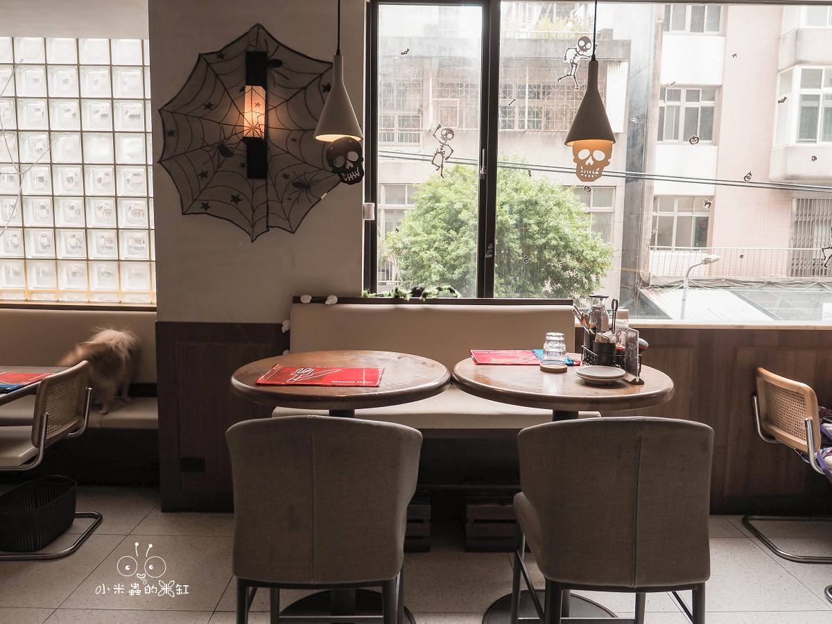貳樓中山南西店|萬聖節限定「黑暗餐桌」登場!帶DUFFY一起品嘗詛咒班尼蛋的神秘早午餐 - 第8張圖 貳樓中山南西店窗邊座位,萬聖節骷髏吊燈與蜘蛛網壁飾,台北萬聖節早午餐餐廳