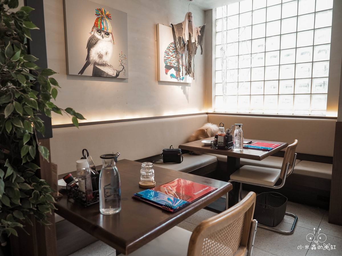 貳樓中山南西店|萬聖節限定「黑暗餐桌」登場!帶DUFFY一起品嘗詛咒班尼蛋的神秘早午餐 - 第9張圖 貳樓中山南西店二樓內用空間,玻璃磚採光與萬聖節幽靈掛飾