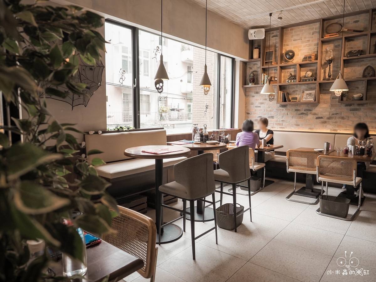 貳樓中山南西店|萬聖節限定「黑暗餐桌」登場!帶DUFFY一起品嘗詛咒班尼蛋的神秘早午餐 - 第7張圖 貳樓中山南西店用餐區,紅磚牆與採光窗邊座位,台北寵物友善餐廳
