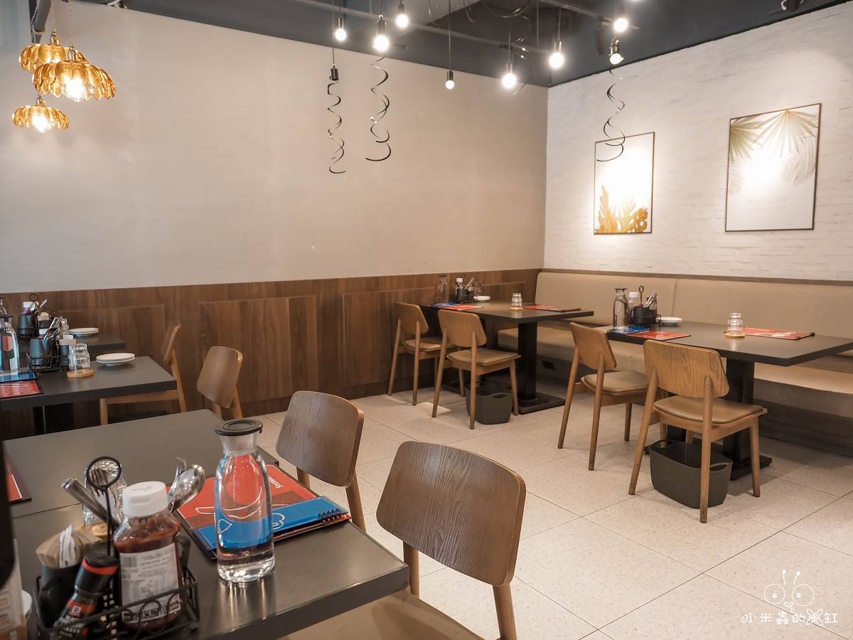 貳樓中山南西店|萬聖節限定「黑暗餐桌」登場!帶DUFFY一起品嘗詛咒班尼蛋的神秘早午餐 - 第4張圖 貳樓中山南西店萬聖節裝飾,一樓用餐空間與骷髏吊飾,台北中山區餐廳推薦