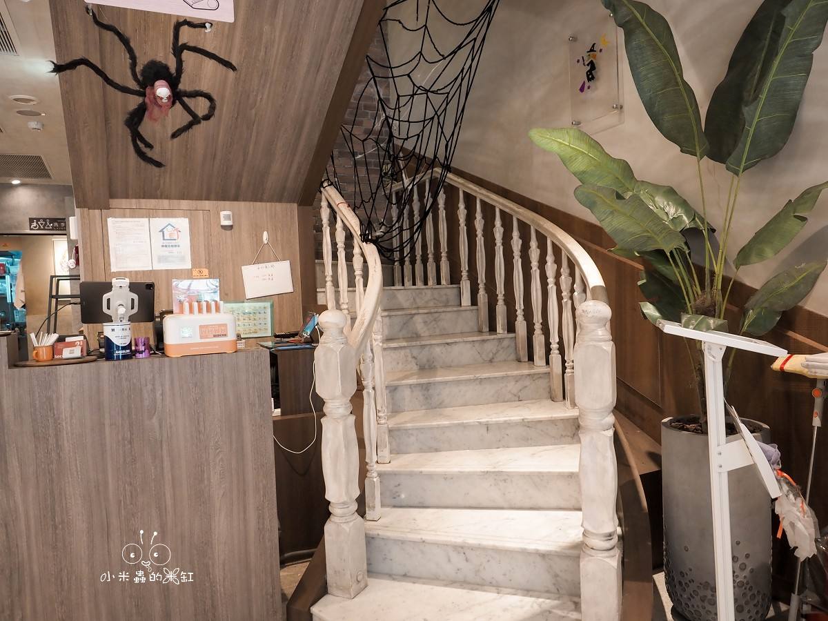 貳樓中山南西店|萬聖節限定「黑暗餐桌」登場!帶DUFFY一起品嘗詛咒班尼蛋的神秘早午餐 - 第5張圖 貳樓中山南西店一樓櫃檯與旋轉樓梯,萬聖節蜘蛛網裝飾,台北中山站早午餐餐廳