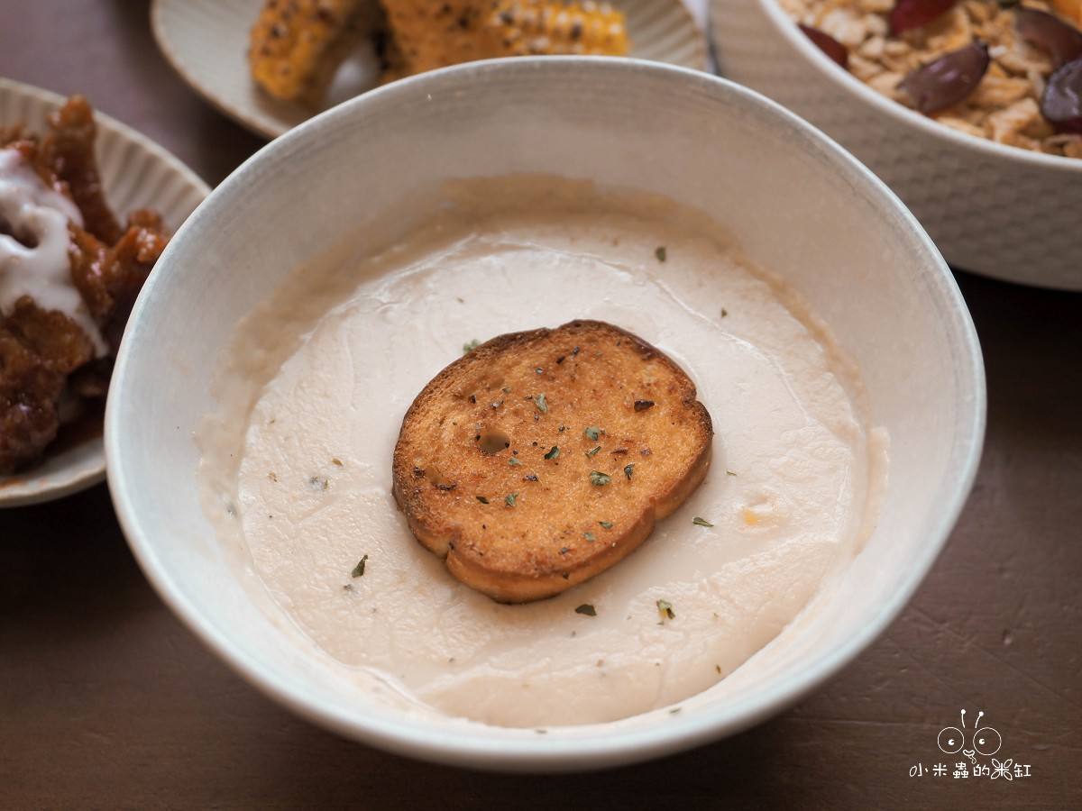 貳樓中山南西店|萬聖節限定「黑暗餐桌」登場!帶DUFFY一起品嘗詛咒班尼蛋的神秘早午餐 - 第21張圖 貳樓中山南西店火腿玉米濃湯,奶香滑順早午餐湯品