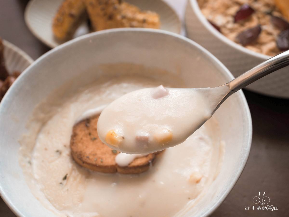 貳樓中山南西店|萬聖節限定「黑暗餐桌」登場!帶DUFFY一起品嘗詛咒班尼蛋的神秘早午餐 - 第22張圖 台北早午餐玉米濃湯,火腿與玉米粒濃湯特寫