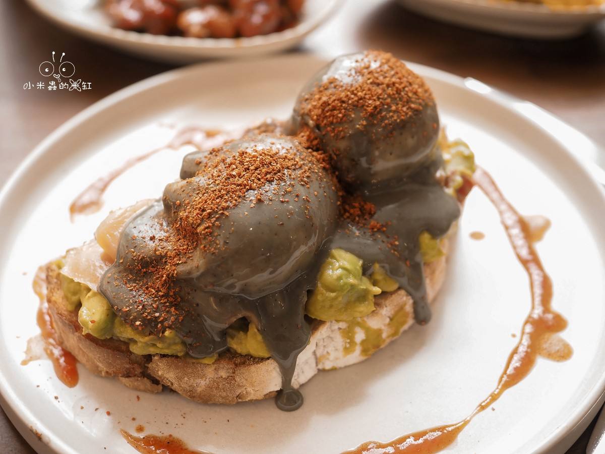 貳樓中山南西店|萬聖節限定「黑暗餐桌」登場!帶DUFFY一起品嘗詛咒班尼蛋的神秘早午餐 - 第15張圖 貳樓中山南西店萬聖節限定餐點,敲破詛咒黑班尼蛋,黑色墨魚醬與酪梨泥早午餐