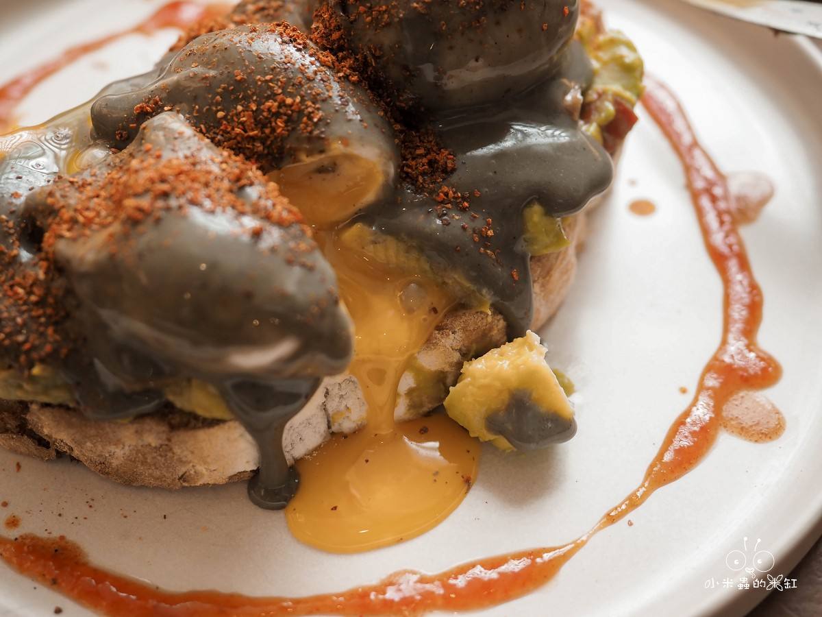 貳樓中山南西店|萬聖節限定「黑暗餐桌」登場!帶DUFFY一起品嘗詛咒班尼蛋的神秘早午餐 - 第17張圖 敲破詛咒黑班尼蛋切開畫面,蛋黃流心與黑色醬汁交融,台北萬聖節美食