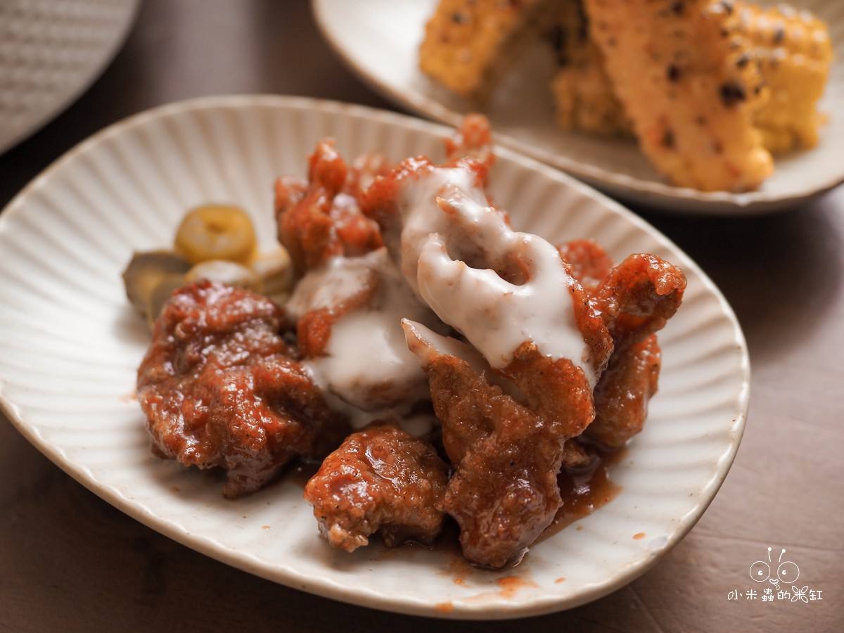 貳樓中山南西店|萬聖節限定「黑暗餐桌」登場!帶DUFFY一起品嘗詛咒班尼蛋的神秘早午餐 - 第24張圖 貳樓中山南西店安妞洋釀辣炸雞,韓式甜辣早午餐小食