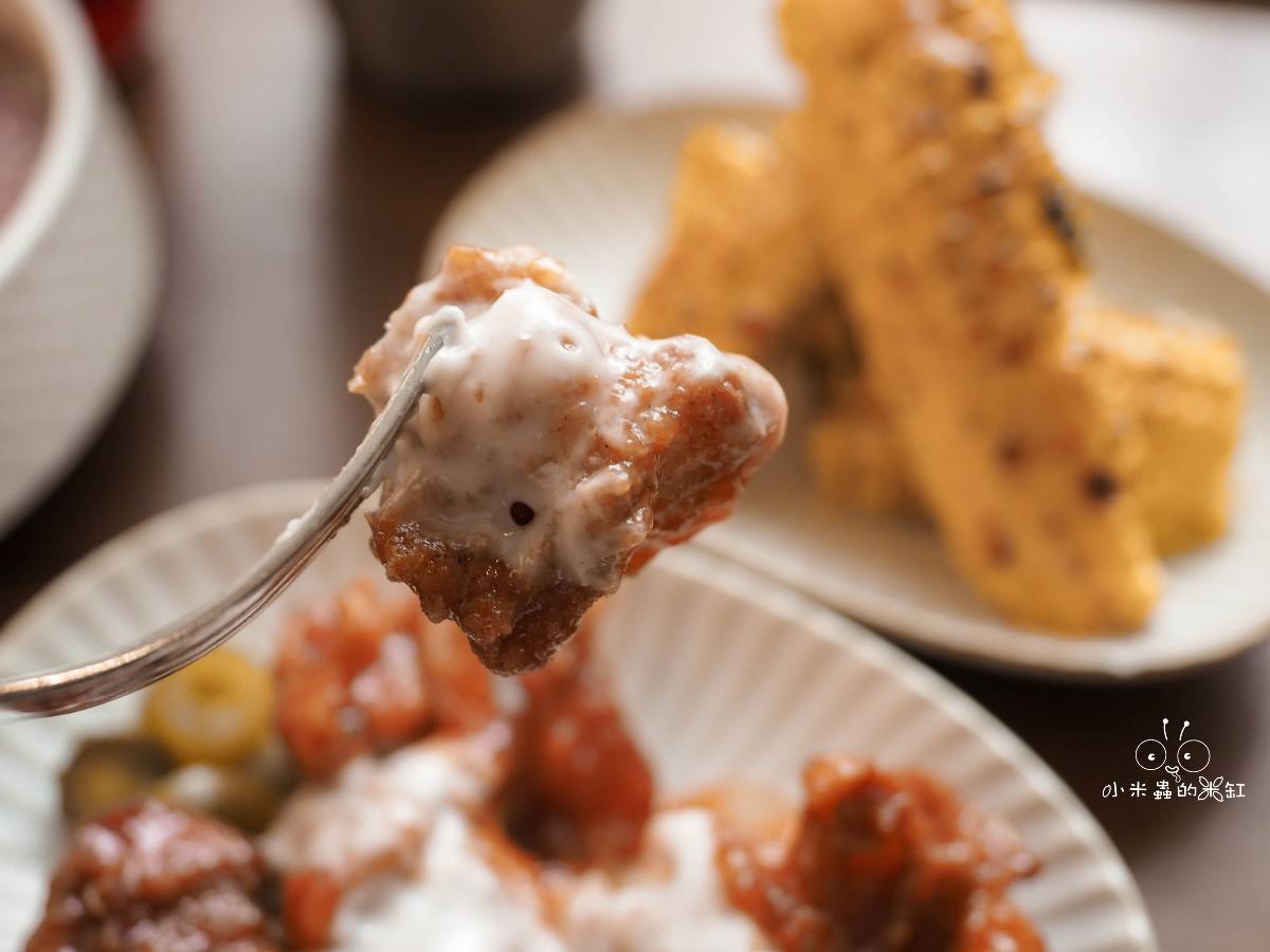 貳樓中山南西店|萬聖節限定「黑暗餐桌」登場!帶DUFFY一起品嘗詛咒班尼蛋的神秘早午餐 - 第25張圖 台北貳樓中山南西店炸雞特寫,韓式甜辣風味早午餐