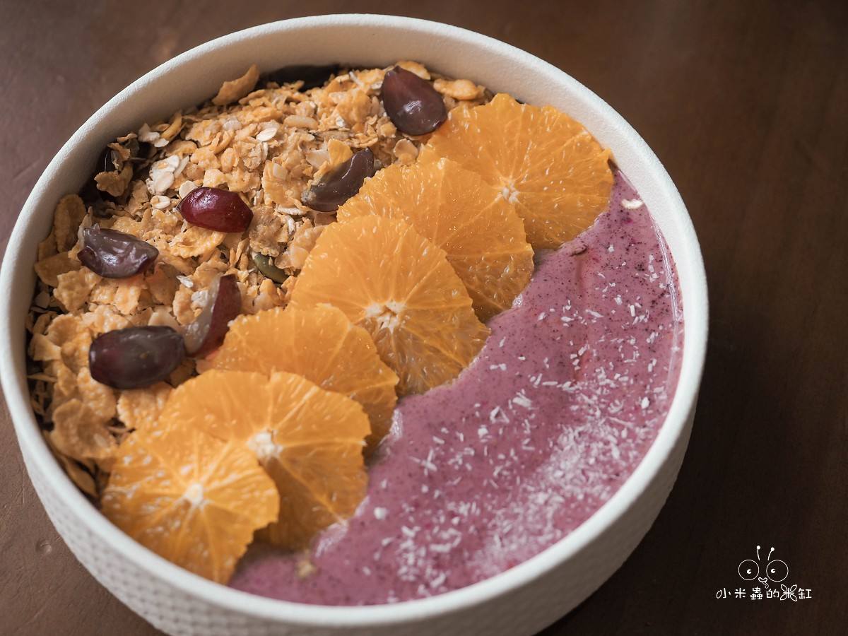 貳樓中山南西店|萬聖節限定「黑暗餐桌」登場!帶DUFFY一起品嘗詛咒班尼蛋的神秘早午餐 - 第19張圖 貳樓中山南西店巴西莓果優格碗,莓果優格搭配橙片與穀片的健康早午餐