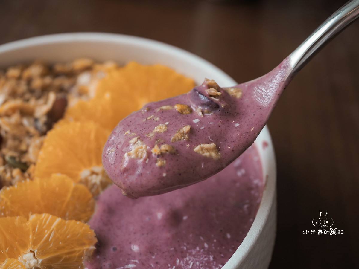 貳樓中山南西店|萬聖節限定「黑暗餐桌」登場!帶DUFFY一起品嘗詛咒班尼蛋的神秘早午餐 - 第20張圖 台北早午餐推薦,巴西莓果優格碗特寫,莓果香氣濃郁滑順