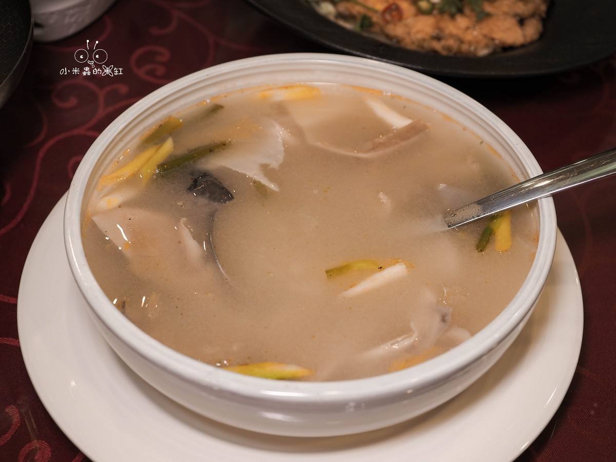 小巨蛋中餐聚餐推薦|皇宴天成精緻中式料理,台北松山高評價聚會餐廳,剁椒魚頭、乾鍋牛腩辣得過癮! - 第17張圖