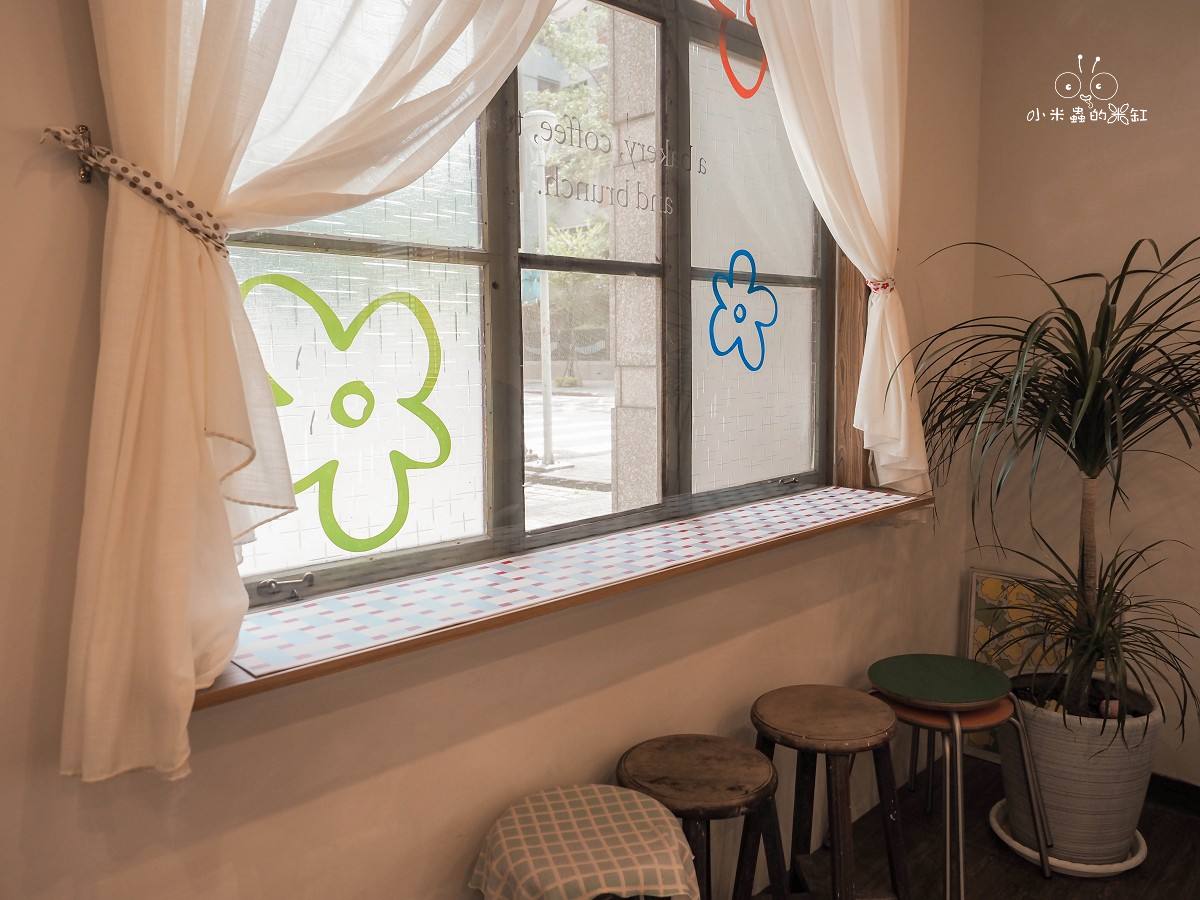 台北寵物友善咖啡廳推薦|好運站咖啡 萌度爆表!南機場旁的溫馨小店,有狗狗蛋糕、彩色候車椅超好拍 - 第5張圖