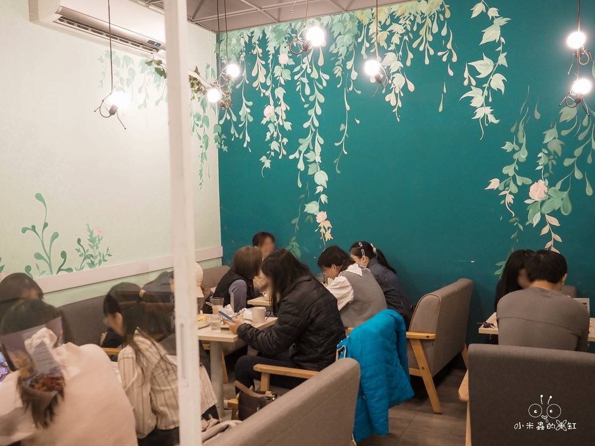 板橋早午餐推薦｜隔壁早餐 藏身市場巷弄的清新系早餐店，居然有舒芙蕾！寵物友善＋網美牆太犯規