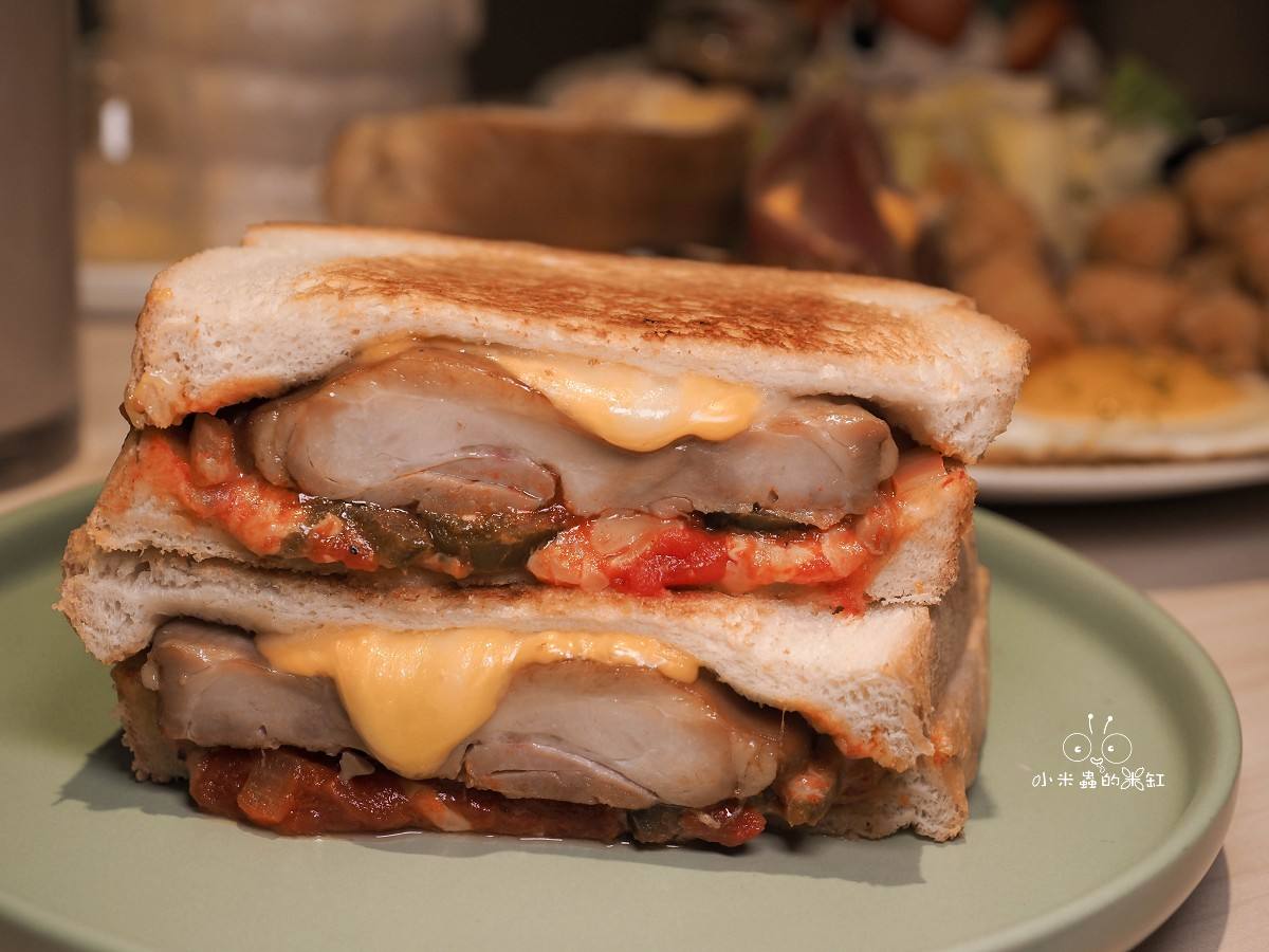 板橋早午餐推薦｜隔壁早餐 藏身市場巷弄的清新系早餐店，居然有舒芙蕾！寵物友善＋網美牆太犯規