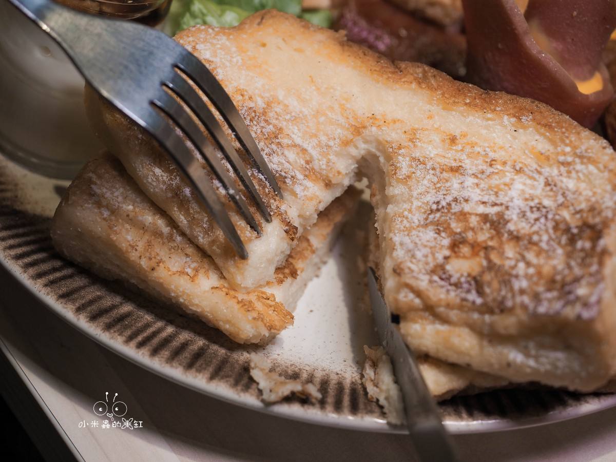 板橋早午餐推薦｜隔壁早餐 藏身市場巷弄的清新系早餐店，居然有舒芙蕾！寵物友善＋網美牆太犯規