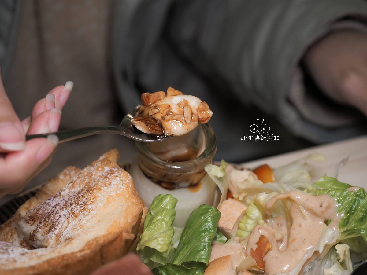 板橋早午餐推薦｜隔壁早餐 藏身市場巷弄的清新系早餐店，居然有舒芙蕾！寵物友善＋網美牆太犯規