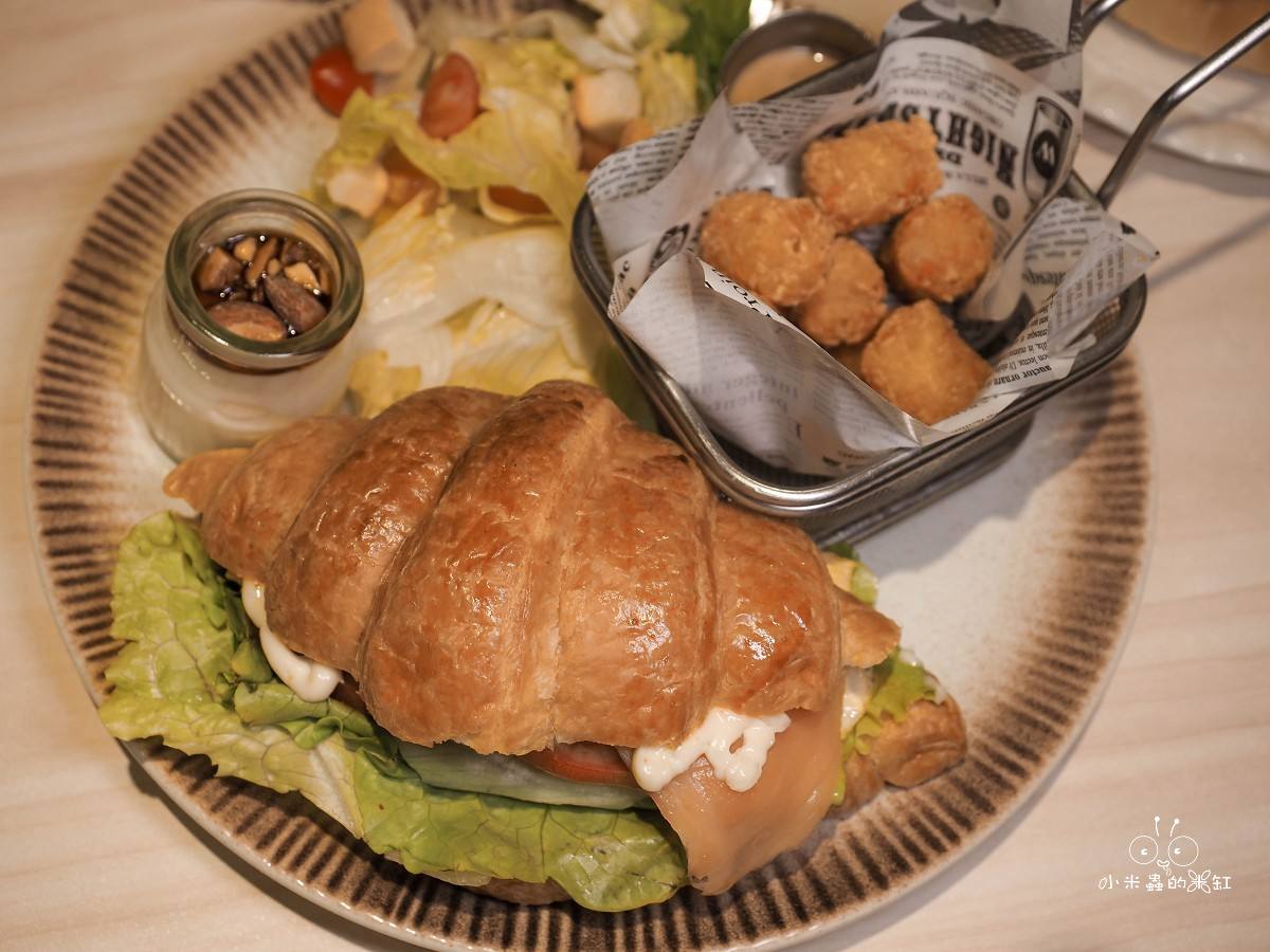 板橋早午餐推薦｜隔壁早餐 藏身市場巷弄的清新系早餐店，居然有舒芙蕾！寵物友善＋網美牆太犯規