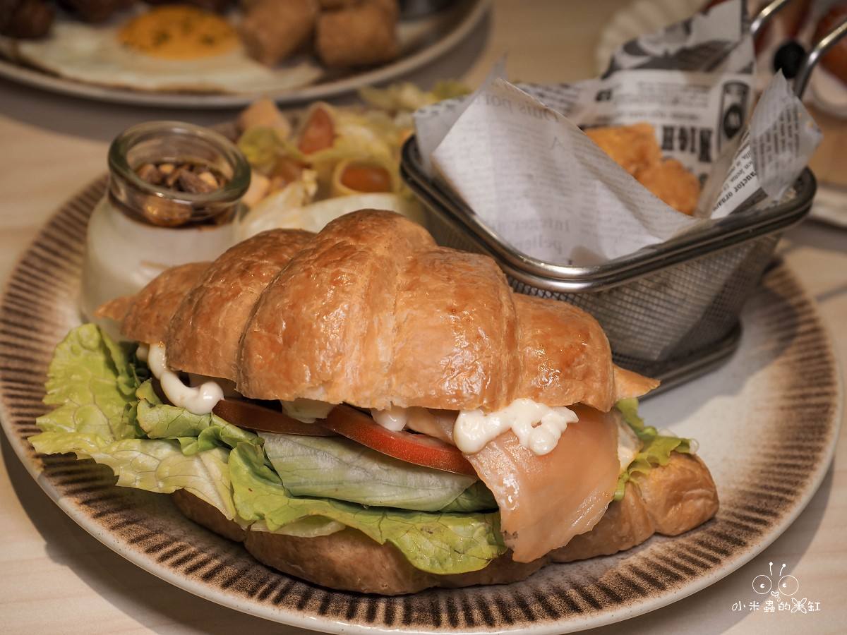 板橋早午餐推薦｜隔壁早餐 藏身市場巷弄的清新系早餐店，居然有舒芙蕾！寵物友善＋網美牆太犯規