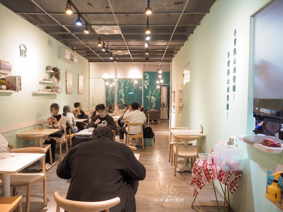 板橋早午餐推薦｜隔壁早餐 藏身市場巷弄的清新系早餐店，居然有舒芙蕾！寵物友善＋網美牆太犯規