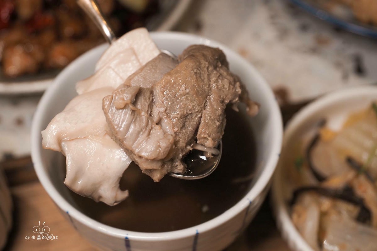 新竹美食|隱藏巷弄的 50 年老宅新美學!湯明茶樓新式台菜與摩登品茶空間,家人朋友聚餐、情侶約會首選 - 第25張圖 新竹美食|隱藏巷弄的 50 年老宅新美學!湯明茶樓新式台菜與摩登品茶空間,家人朋友聚餐、情侶約會首選