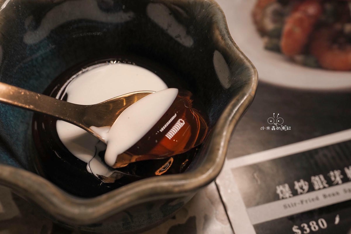 新竹美食|隱藏巷弄的 50 年老宅新美學!湯明茶樓新式台菜與摩登品茶空間,家人朋友聚餐、情侶約會首選 - 第28張圖 新竹美食|隱藏巷弄的 50 年老宅新美學!湯明茶樓新式台菜與摩登品茶空間,家人朋友聚餐、情侶約會首選