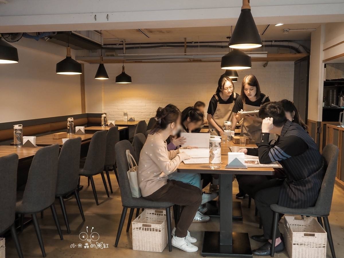 台北松菸美食|巷弄裡的溫暖日式洋食「鳥作洋食」!會爆汁的漢堡排與超濃郁海膽麵,帶毛小孩一起約會吧 - 第4張圖 台北松菸美食|巷弄裡的溫暖日式洋食「鳥作洋食」!會爆汁的漢堡排與超濃郁海膽麵,帶毛小孩一起約會吧