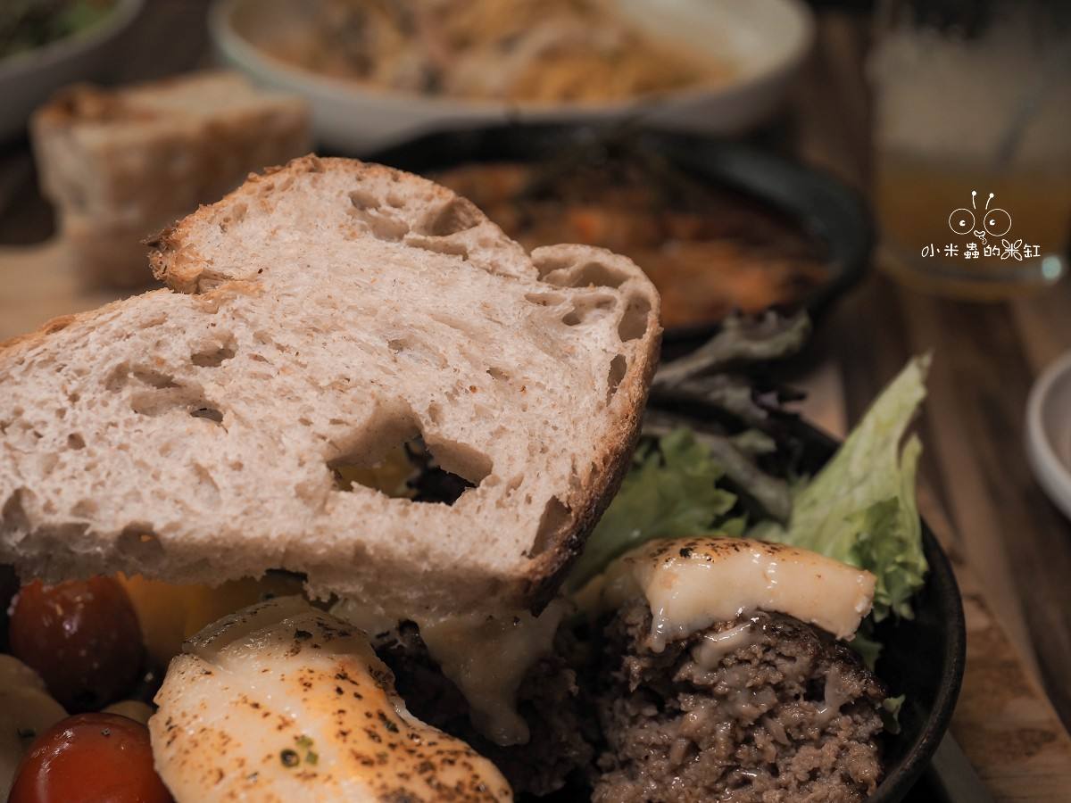 台北松菸美食|巷弄裡的溫暖日式洋食「鳥作洋食」!會爆汁的漢堡排與超濃郁海膽麵,帶毛小孩一起約會吧 - 第22張圖 台北松菸美食|巷弄裡的溫暖日式洋食「鳥作洋食」!會爆汁的漢堡排與超濃郁海膽麵,帶毛小孩一起約會吧