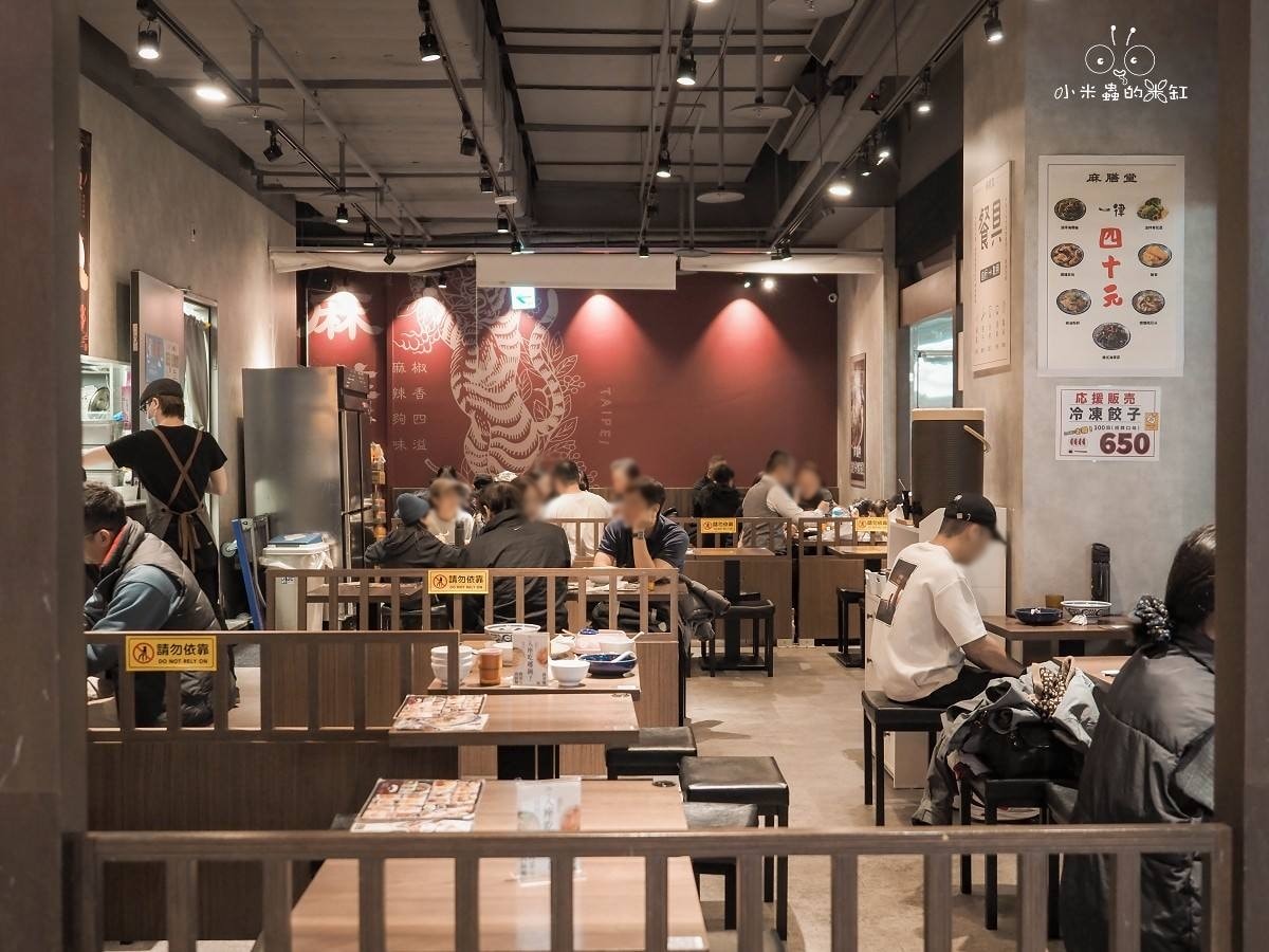 新店裕隆城美食「麻膳堂」帶毛孩逛街的救星！被牛肉麵耽誤的排骨炒飯？香麻帶勁的台式時尚美味 (寵物友善)
