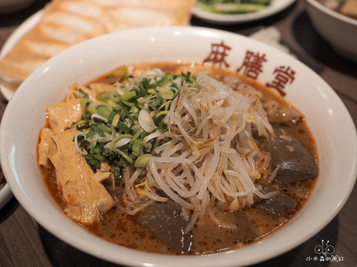 新店裕隆城美食「麻膳堂」帶毛孩逛街的救星！被牛肉麵耽誤的排骨炒飯？香麻帶勁的台式時尚美味 (寵物友善)