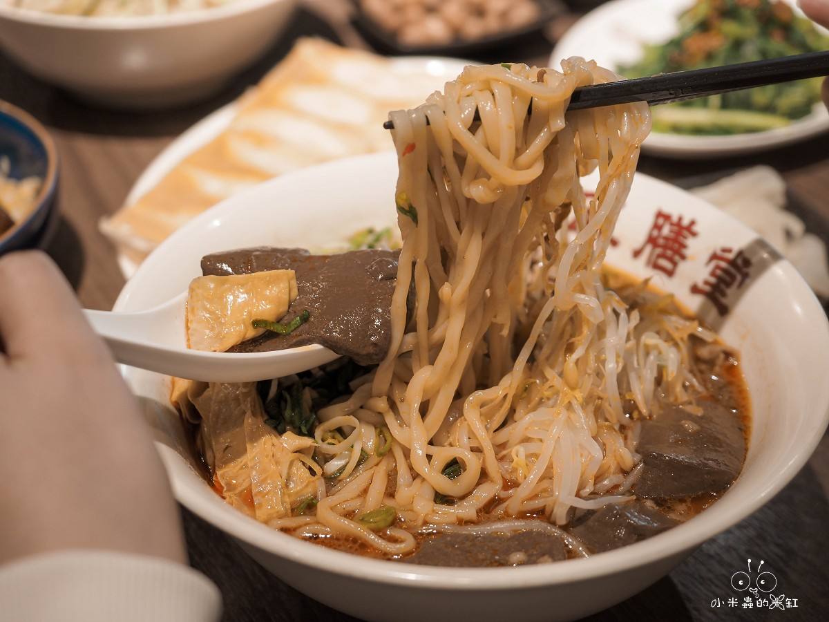 新店裕隆城美食「麻膳堂」帶毛孩逛街的救星！被牛肉麵耽誤的排骨炒飯？香麻帶勁的台式時尚美味 (寵物友善)