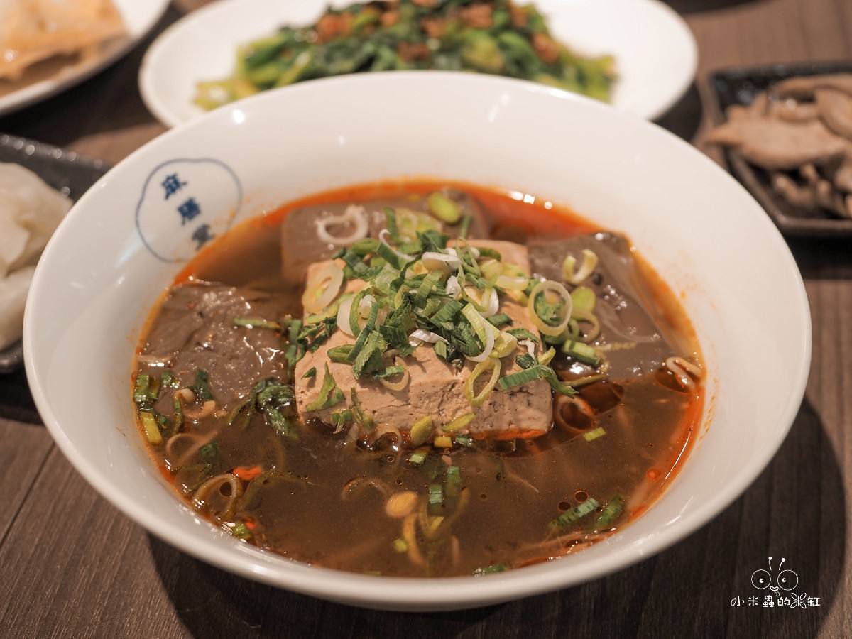 新店裕隆城美食「麻膳堂」帶毛孩逛街的救星！被牛肉麵耽誤的排骨炒飯？香麻帶勁的台式時尚美味 (寵物友善)