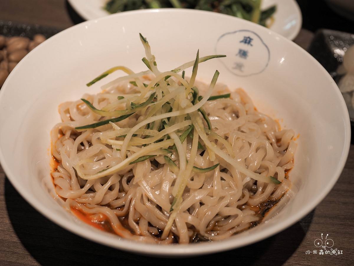新店裕隆城美食「麻膳堂」帶毛孩逛街的救星！被牛肉麵耽誤的排骨炒飯？香麻帶勁的台式時尚美味 (寵物友善)